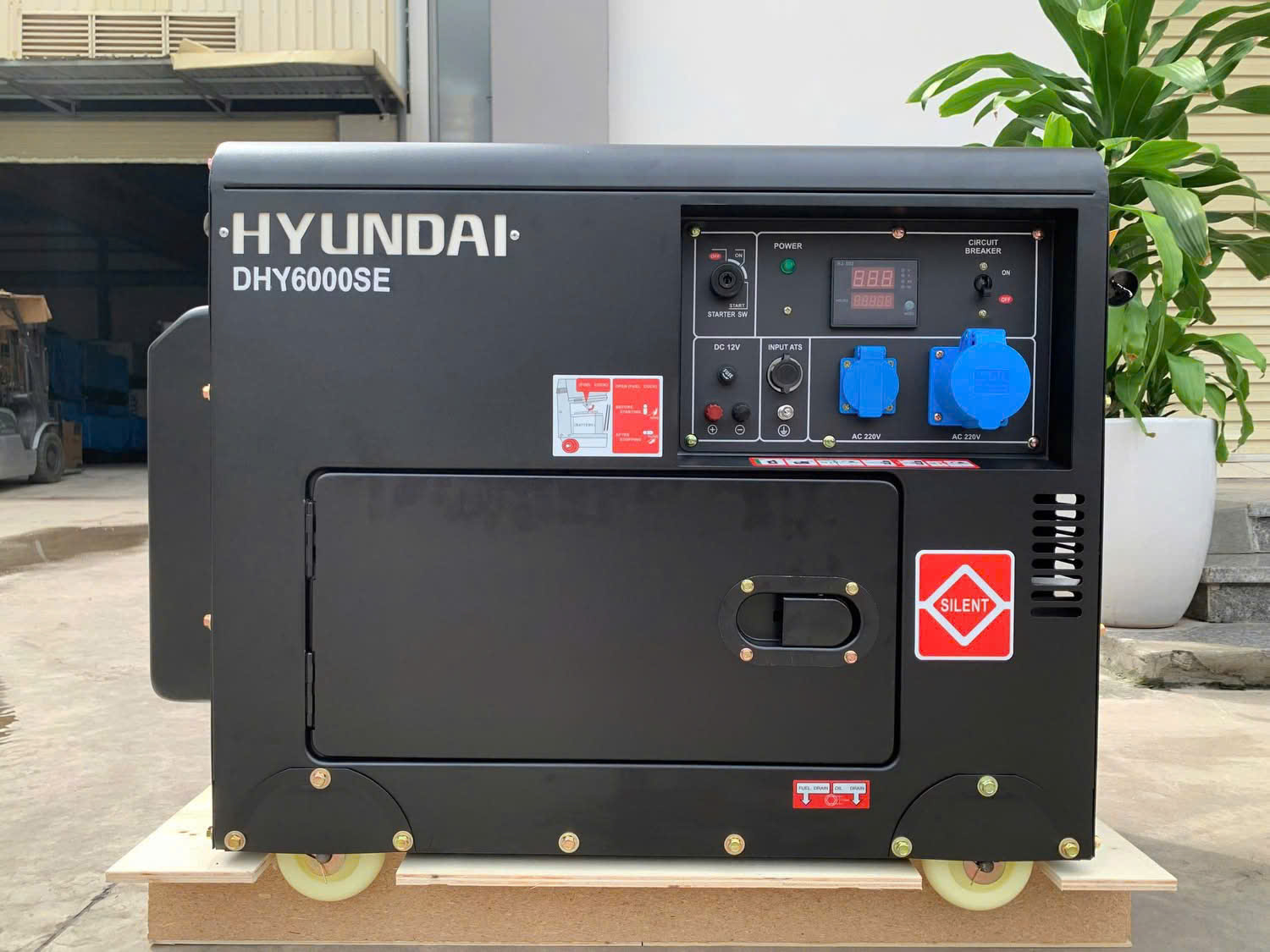 Máy phát điện chạy dầu Hyundai 5-5.5KW máy cách âm 1 pha DHY6000SE